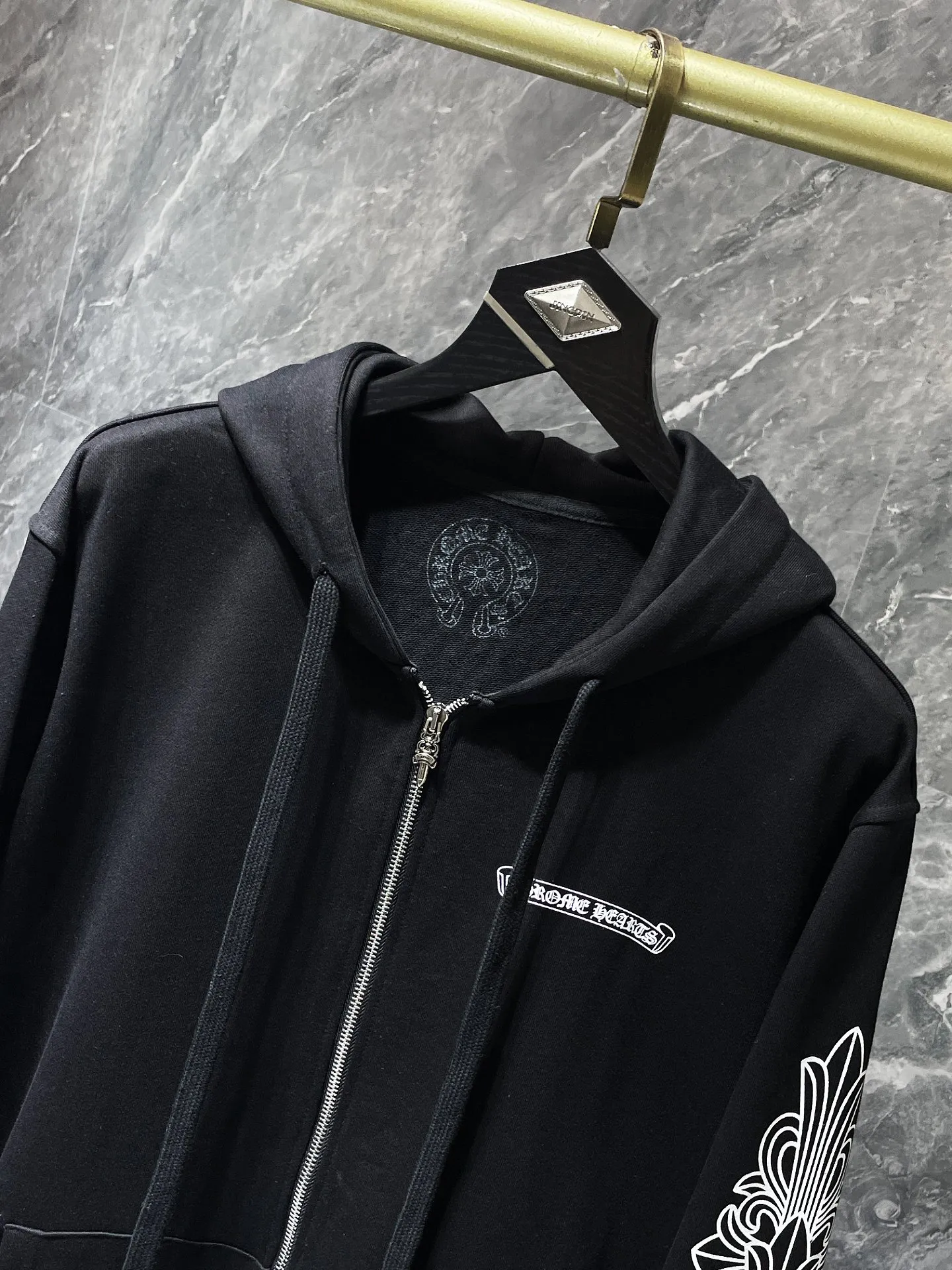 P260 Chrome Hearts Autumn and Winter 2025 Counter Synchronization ❤️ Crow Cross Pink Sword Short Sleeve Zipper Sweater Improved customized version of 1:1 high-weight high-quality fabric Recommended color: White Black Size: S, M, L, XL.